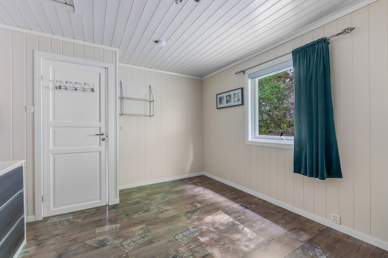 Hovedsoverommet i første etasje har god størrelse og plass til dobbeltseng samt nattbord. Galleribilde