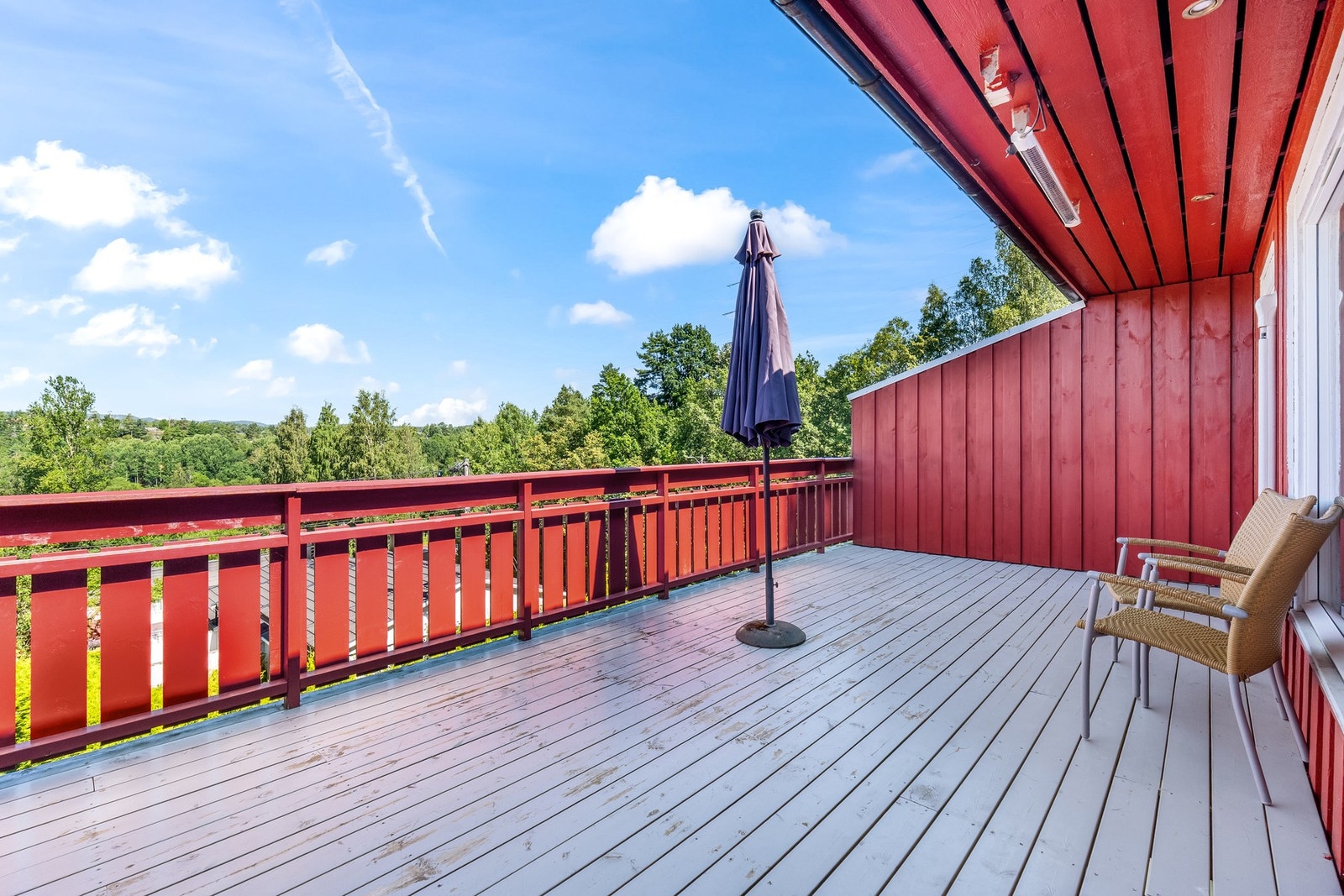 Ut fra stua, kommer du til en stor veranda. Her har du masse plass til ønsket møblering. Galleribilde