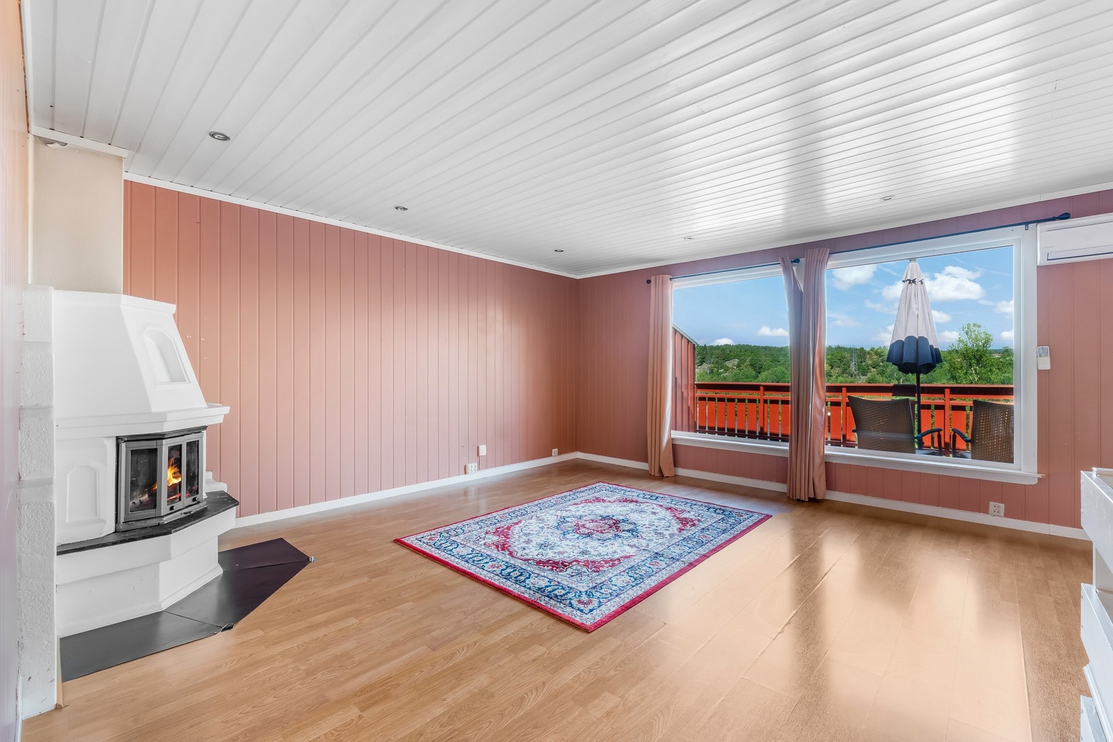 Vindusflatene slipper inn godt med dagslys og bidrar til et lyst og funksjonelt oppholdsrom. Galleribilde