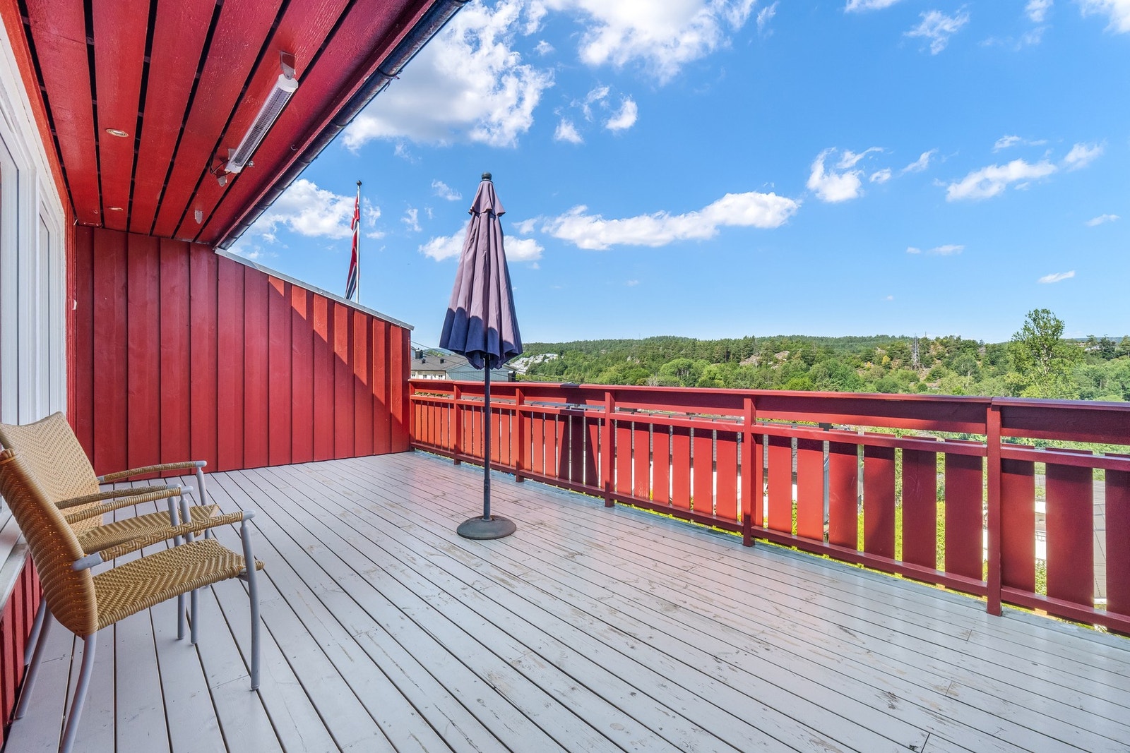 Det er gode solforhold og hyggelige uteplasser både ved inngangspartiet og på verandaen med utgang fra stuen. Galleribilde