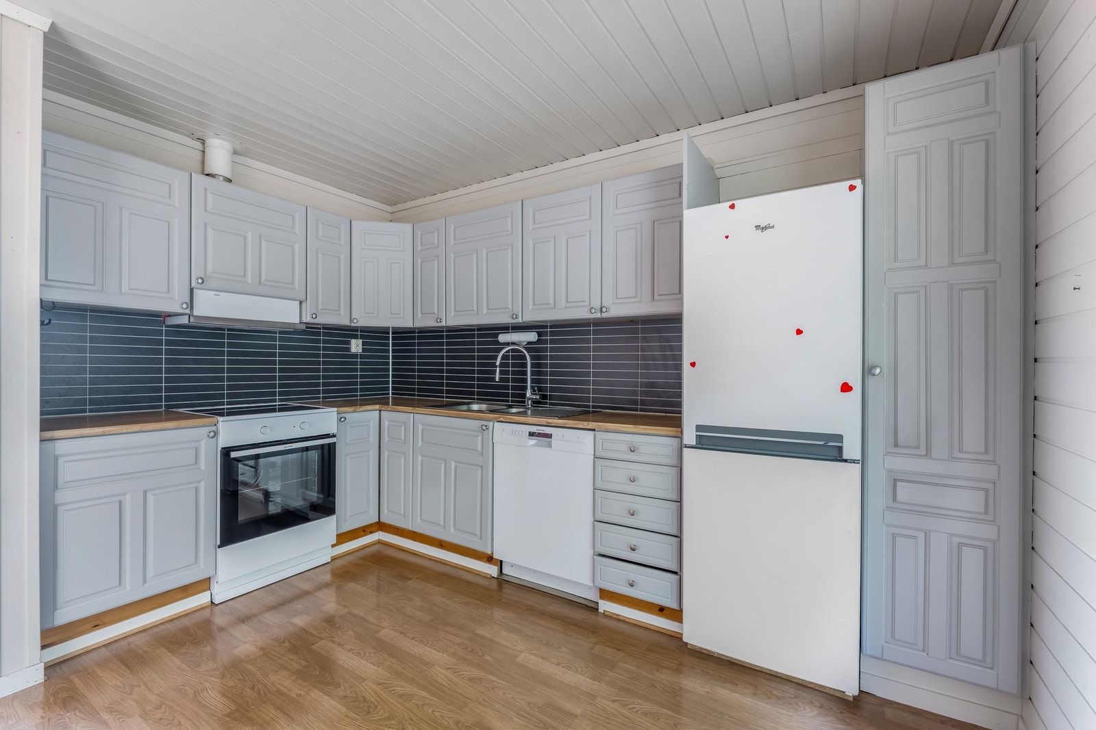 Det er avsatt plass til komfyr, oppvaskmaskin og kjøleskap, noe som gjør det enkelt å tilrettelegge for daglig bruk. Galleribilde