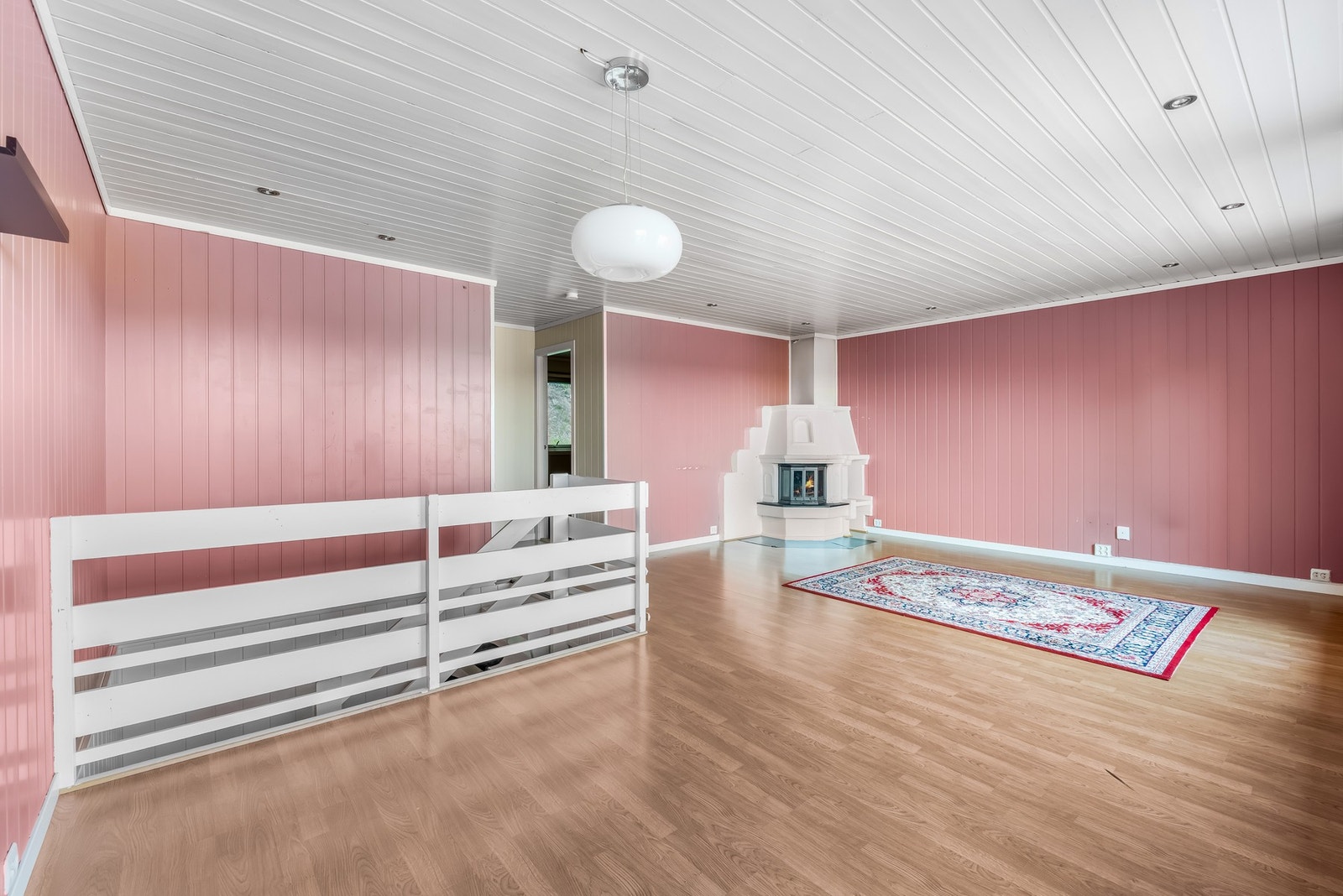 Planløsningen gir plass til både sofagruppe og spisebord, slik at du enkelt kan tilpasse rommet etter dine behov. Galleribilde