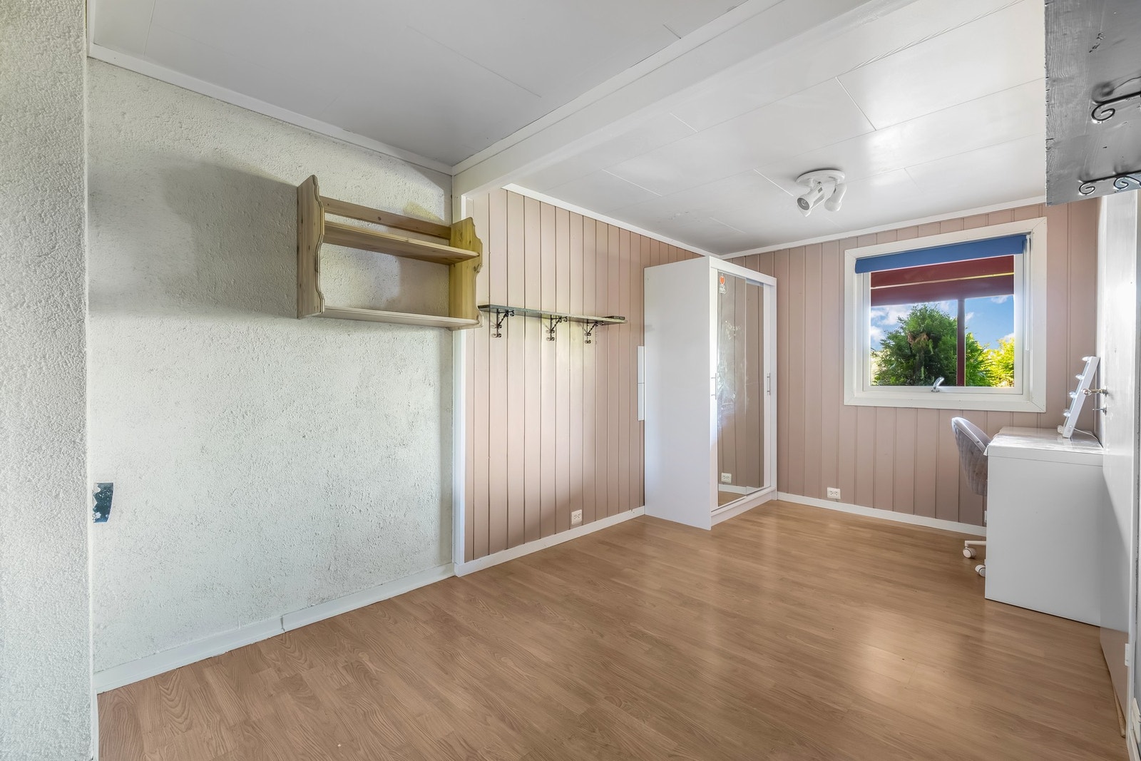 Soverom 2 i underetasjen er av lignende størrelse som det første. Det kan benyttes til flere formål, avhengig av behov. Galleribilde