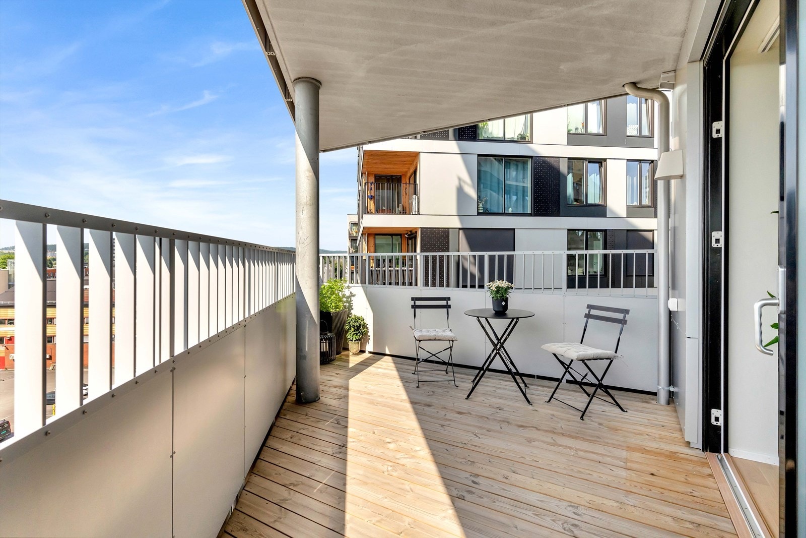 Uteplassen er overbygget, og har pene terrassebord på gulvet. Galleribilde