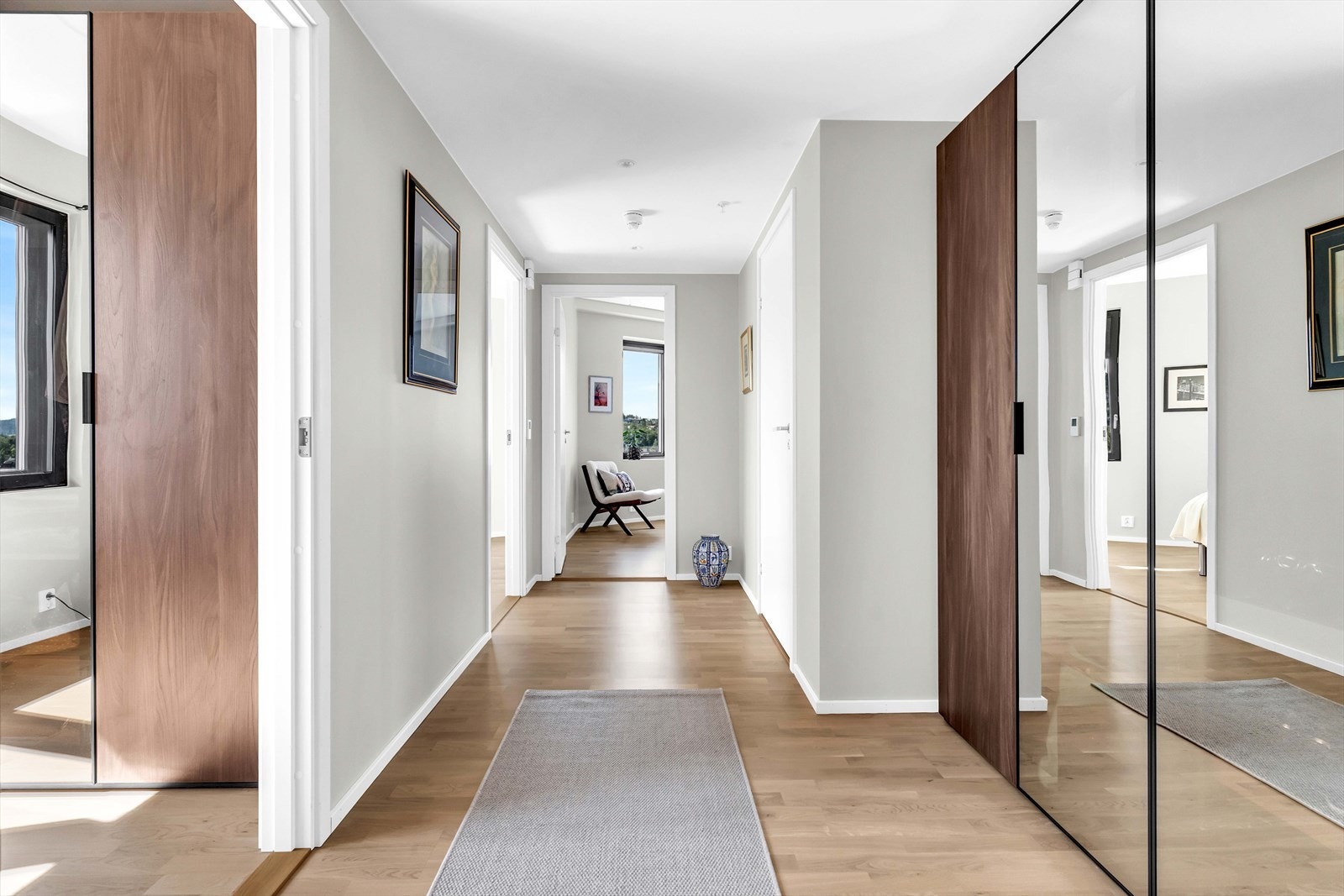 Heisen tar deg enkelt opp fra garasjeplassen og helt opp til leiligheten i 6. etasje. Vel inne i entréen er det god plass til å henge fra seg yttertøy og sette fra seg sko. Det er satt inn en stor garderobeløsning i entréen. Galleribilde