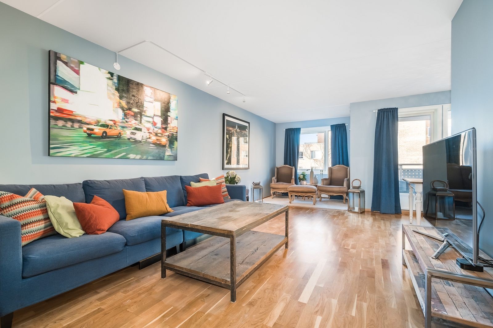 Stue med utgang til meget hyggelig balkong Galleribilde