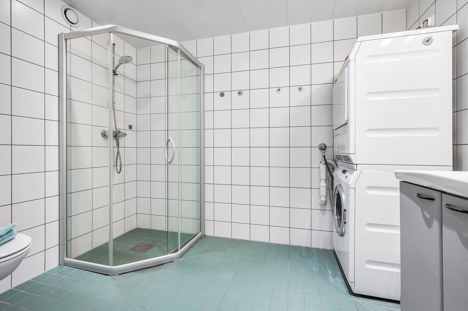 Flislagt bad med vaskesøyle Galleribilde