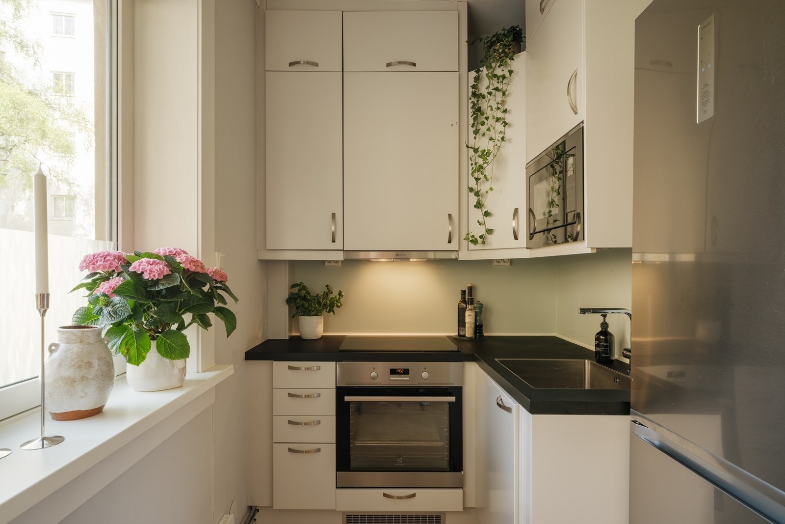 Skapplass helt opp til taket gir gode muligheter for oppbevaring og utnytter plassen godt. Integrerte hvitevarer slik som platetopp, komfyr, mikro m.m. Nyere elektriske kurser til kjøkkenet, komfyrvakt og waterguard. Galleribilde