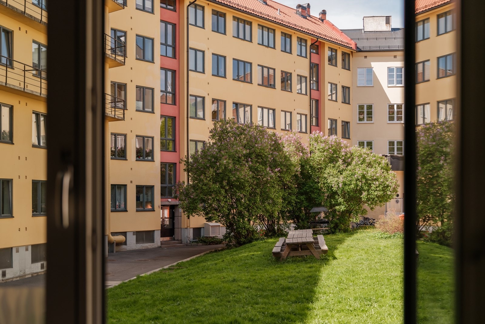 En praktisk og utrolig hyggelig leilighet, beliggende i en svært høy første etasje/ 2. etasje med lite innsyn og alle vinduer mot velholdt bakgård i et attraktivt område på Sagene/Bjølsen. Galleribilde