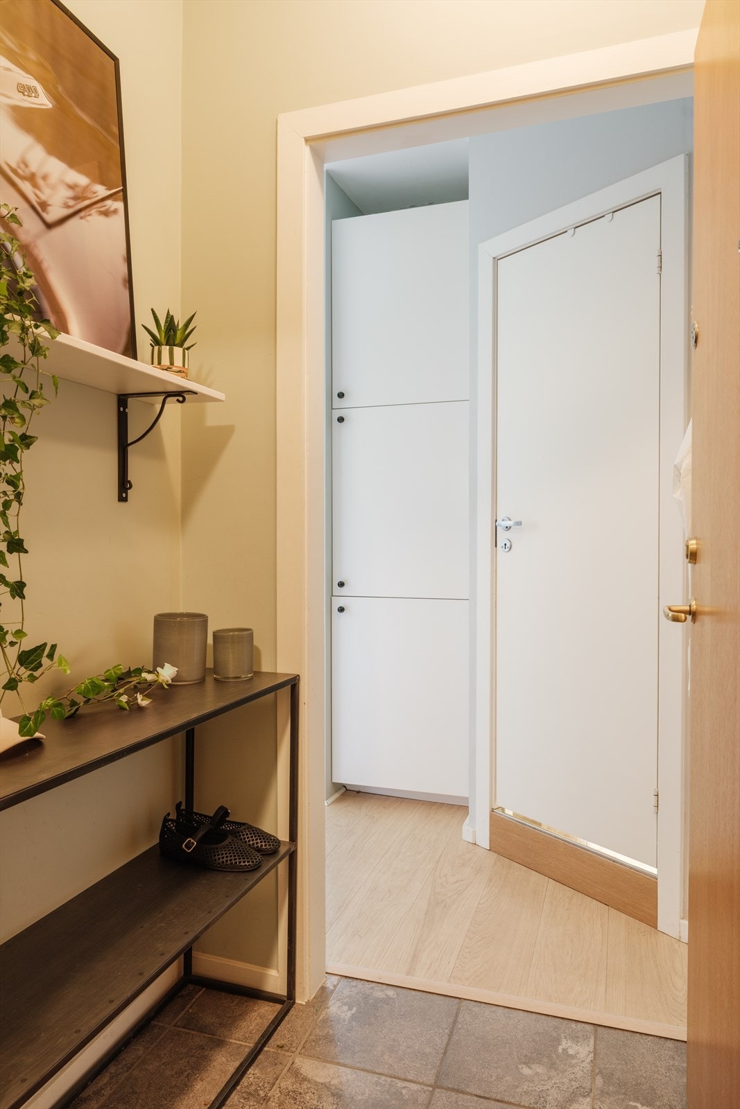 I tillegg har man en kjellerbod på ca. 3 kvm. Callinganlegg. Galleribilde