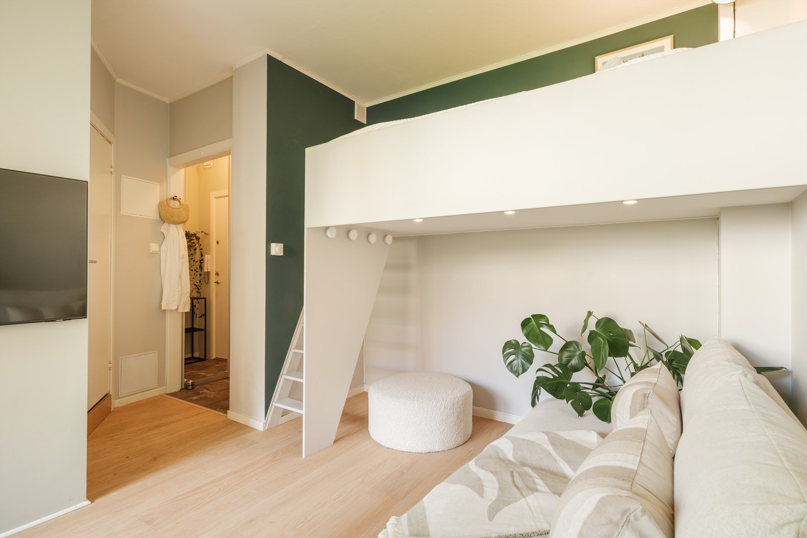 Selger synes denne møbleringsløsningen har fungert optimalt, med sofa- og TV-løsning under sengen. Galleribilde