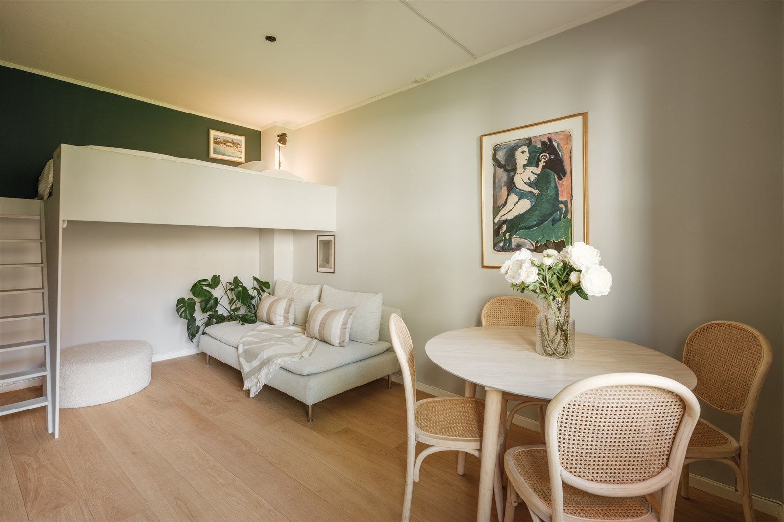 Leiligheten har romslig oppholdsrom med naturlig plass til spisebordet i nærheten av kjøkkenet, og sofaen under den plassbygde sengen. Galleribilde