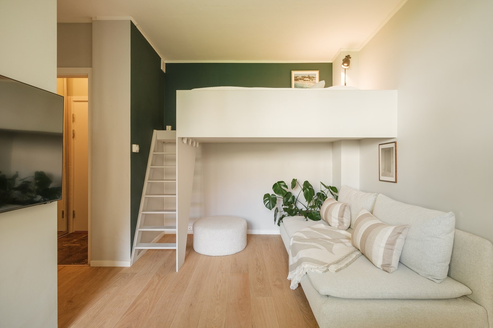 God takhøyde og store vindusflater gir økt romfølelse i hele leiligheten, samt plassbygd hems med kontor-/ oppbevaringsmuligheter under gir maksimal arealutnyttelse. Galleribilde