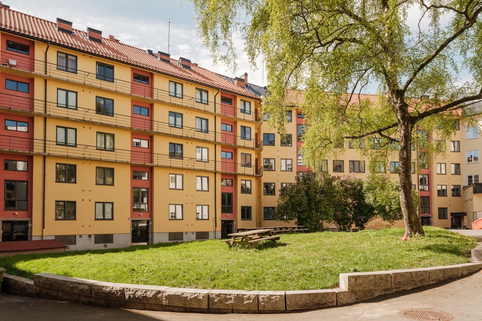 Leiligheten vender i sin helhet mot dette hyggelige, indre gårdsrommet. Galleribilde