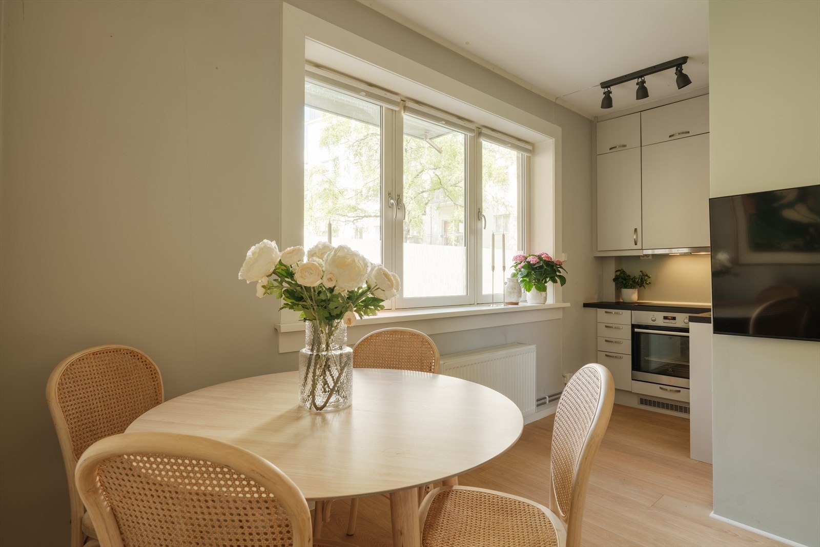 Leiligheten har blitt vesentlig oppgradert og påkostet med bl.a. nytt kjøkken fra desember 2019, nyere baderomsinnredning, nyere gulv, oppgradering av el-anlegg og nye vinduer i 2018. Galleribilde