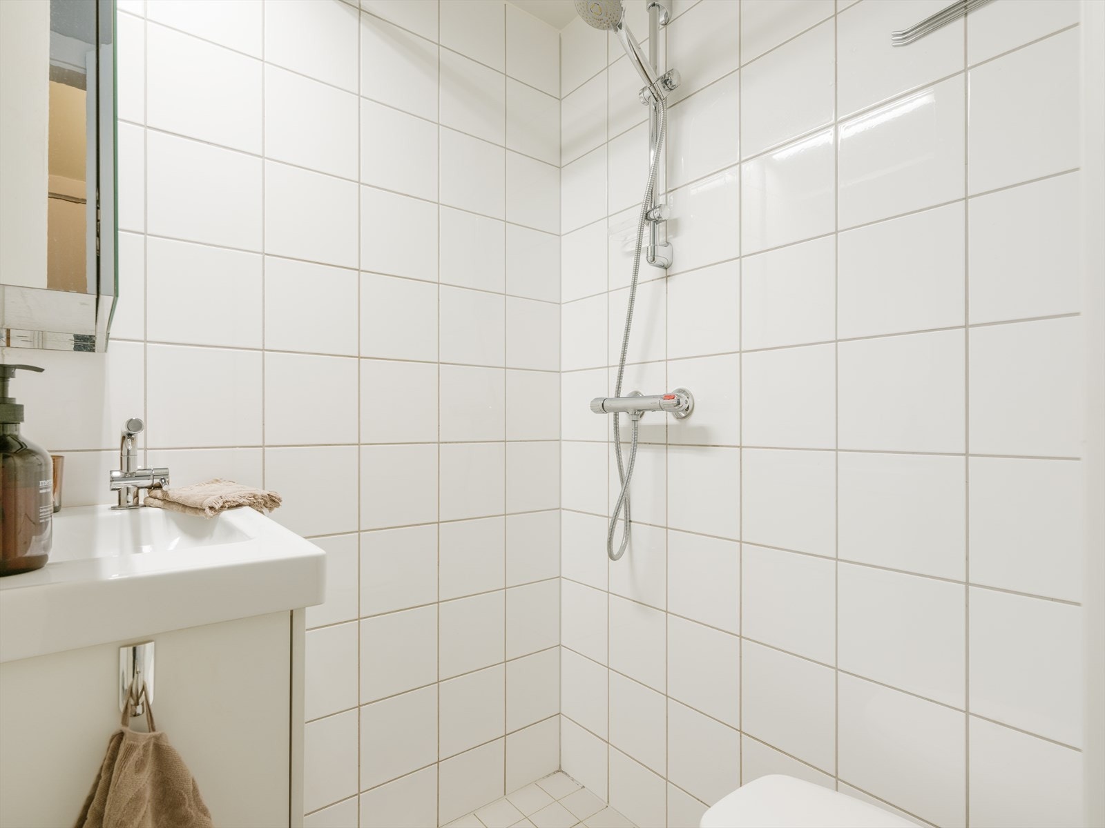 Videre er badet utstyrt med dusj direkte på gulv med termostat batteri og vegghengt klosett. Se tilstandsrapporten for mer informasjon. Galleribilde