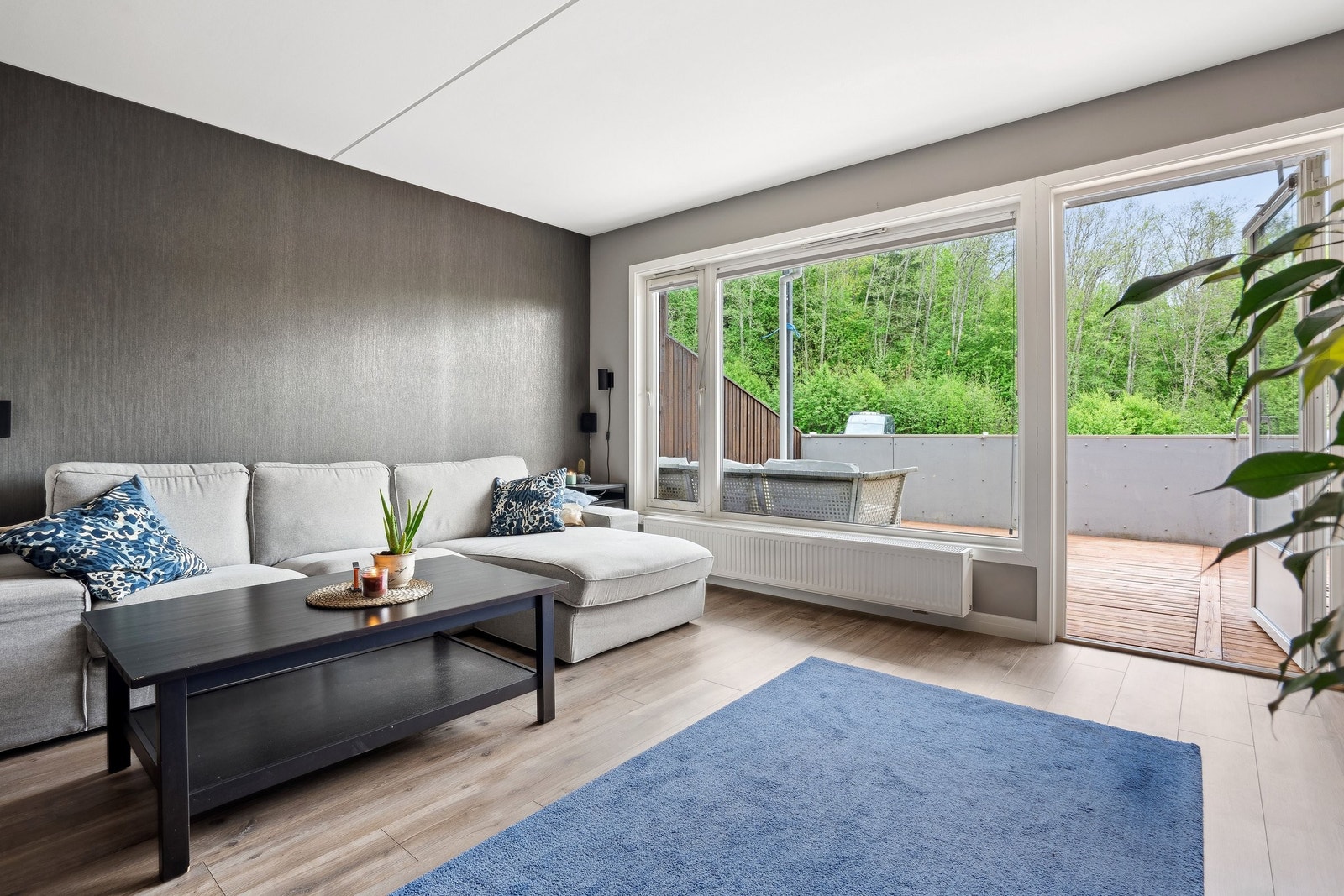 Store vindsflater gjør stuen lys og fin, det er montert skreddersydd "opp og ned"-plissègardiner. Galleribilde