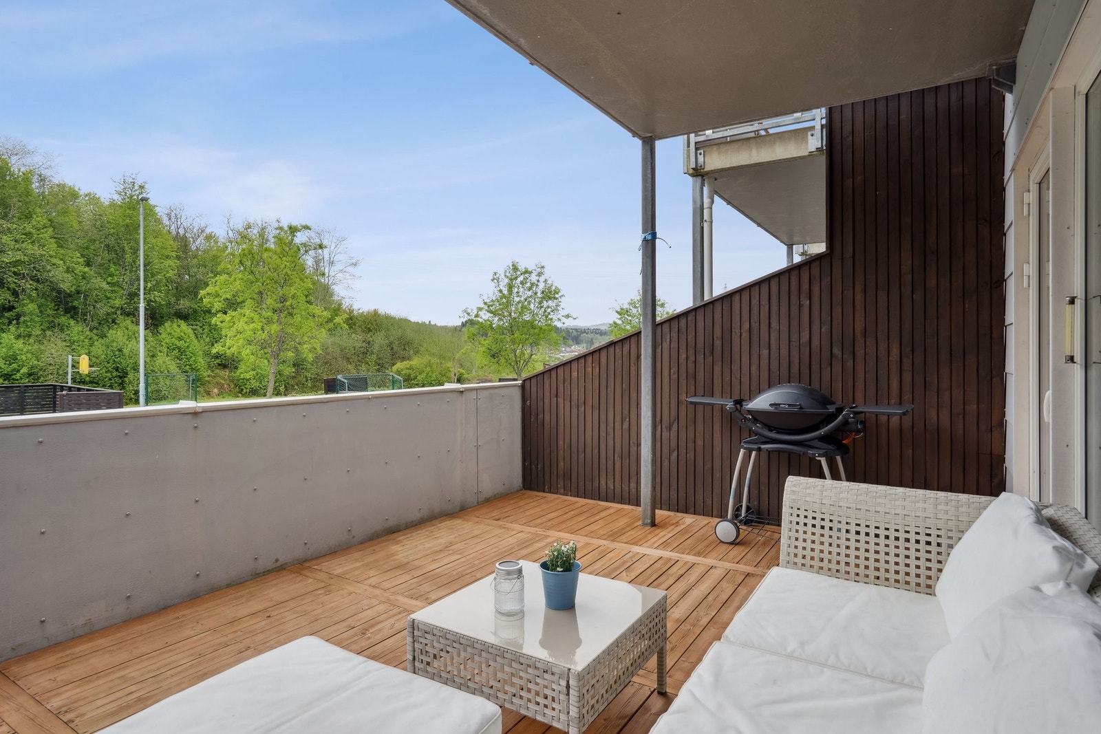 Stor sørvendt terasse på 16 kvm med gode solforhold. Galleribilde