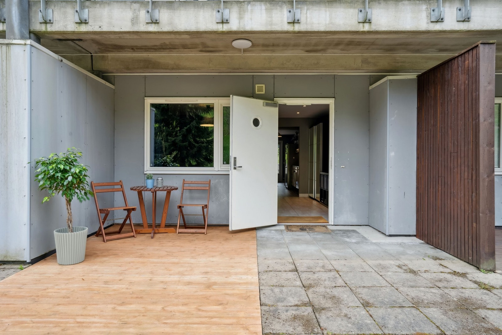 Ved inngangspartiet er det en egen liten platting, dette er unikt for leilighetene i første etasje. Galleribilde