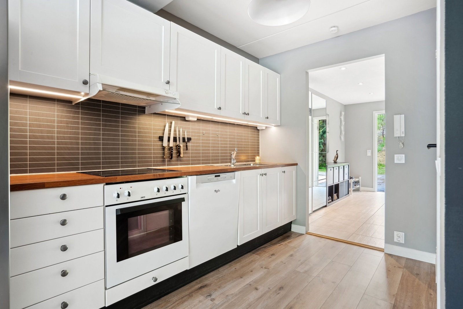 Integrerte hvitevarer medfølger handelen. Galleribilde