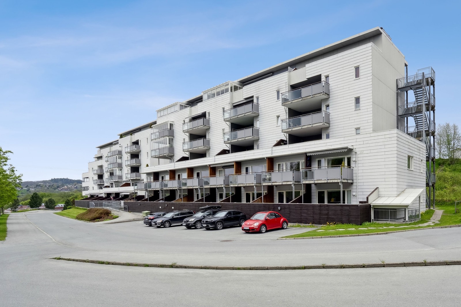 Området rundt borettslaget er rolig og er omringet av masse grøntareal. Galleribilde