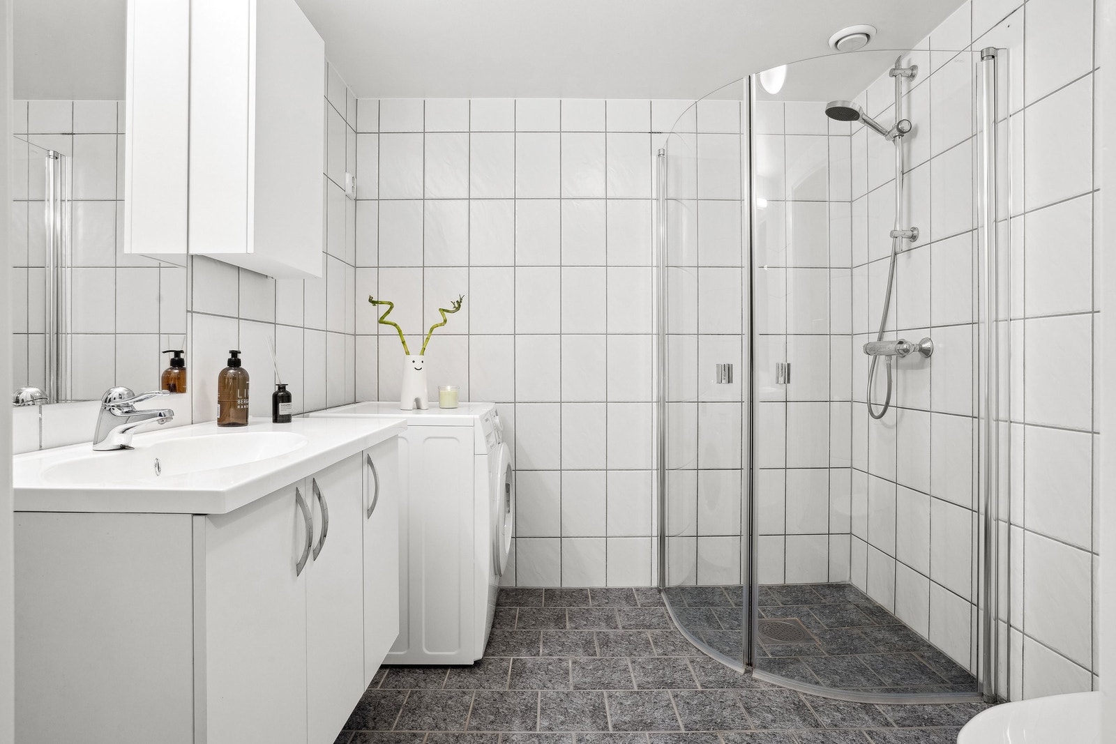 Romeslig bad med vannbåren varme i gulv. Galleribilde