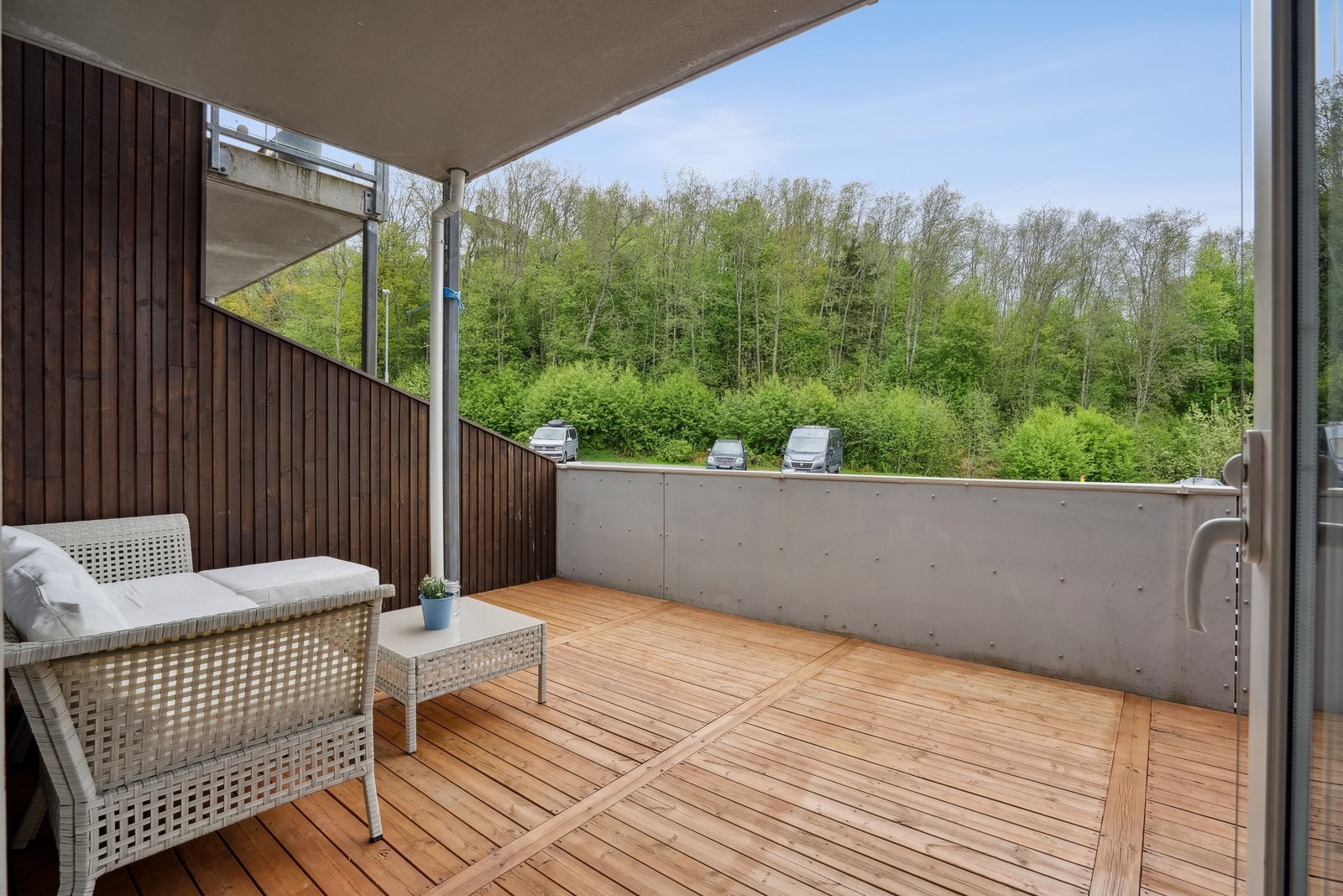 Terassen står delvis under tak, dette gjør det mulig å bruke terassen selv om det regner. Stolpene er perfekt for å henge opp hengekøye. Galleribilde