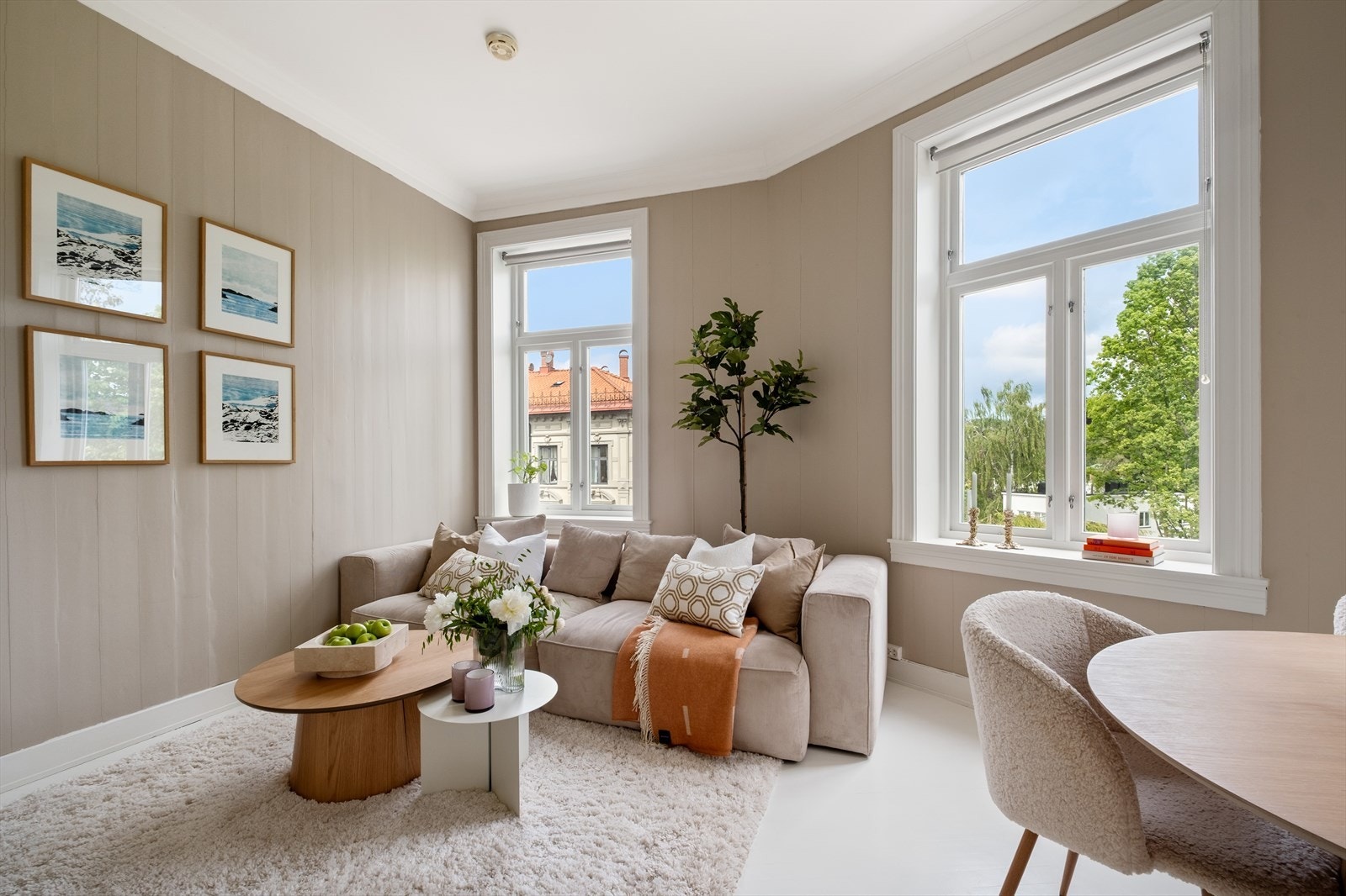 Stuen er enkel å møblere og du får en naturlig soneinndeling Galleribilde