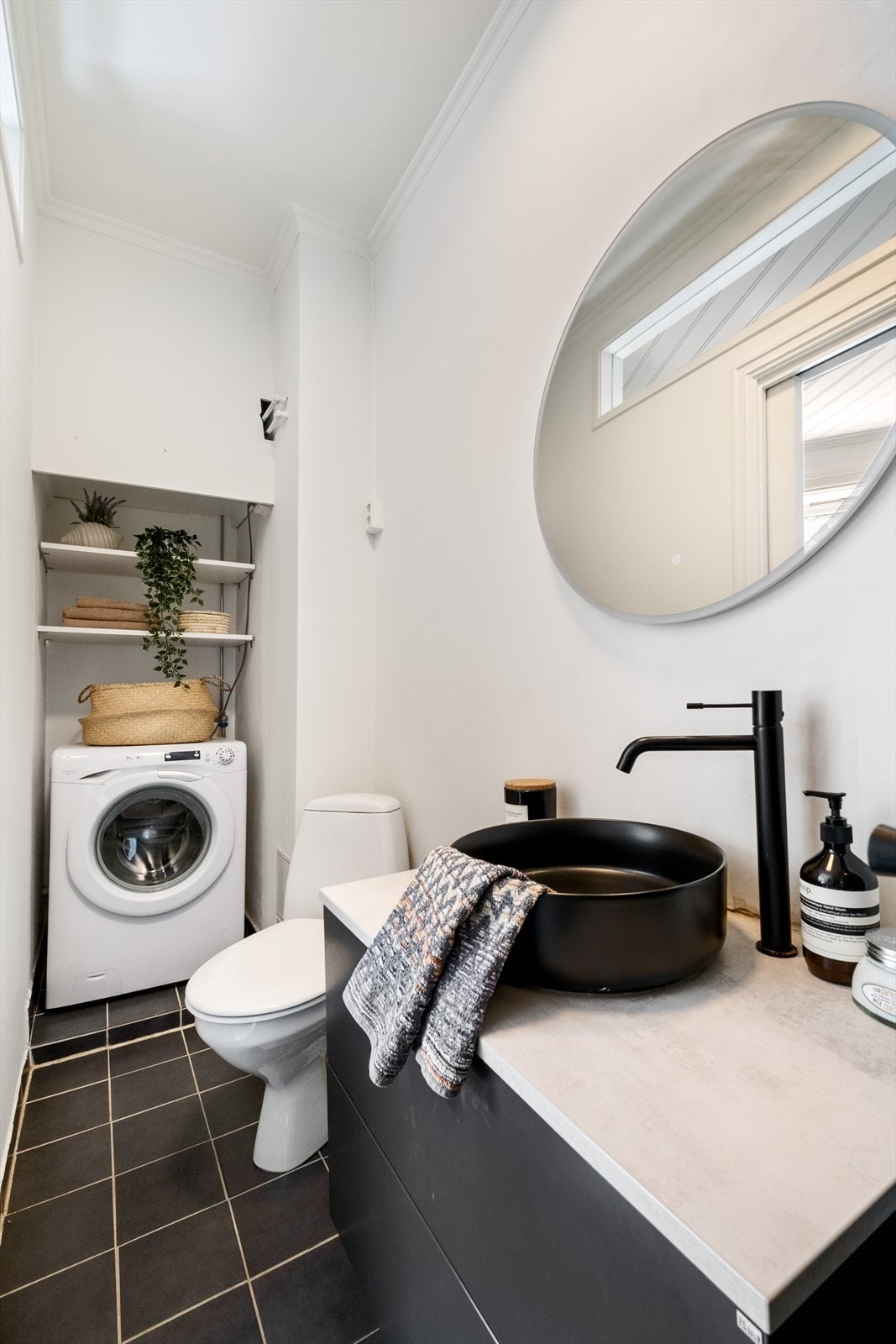 Lyst og pent bad fra 2008 og baderomsinnredning fra 2022 Galleribilde