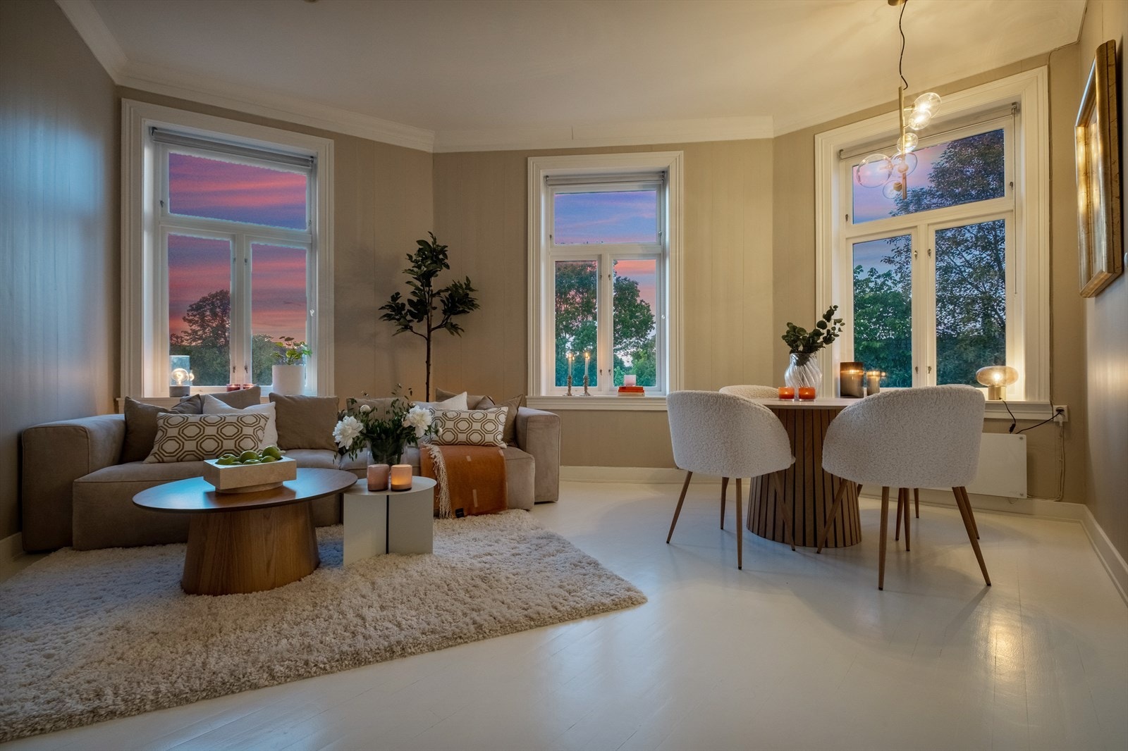 Pen og klassiske detaljer. Peis og mange vinduer som skaper en god atmosfære - Dette er en leilighet du vil trives i Galleribilde