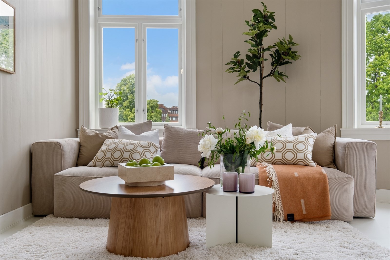 Leiligheten har moderne fargevalg og fremstår meget innbydende Galleribilde