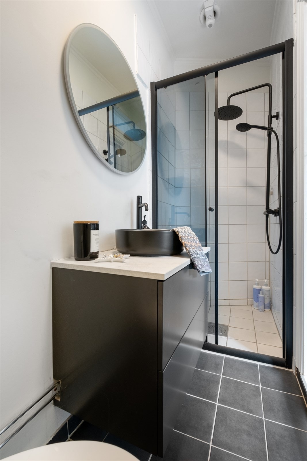 Badet er flislagt og har varmekabler i gulv Galleribilde