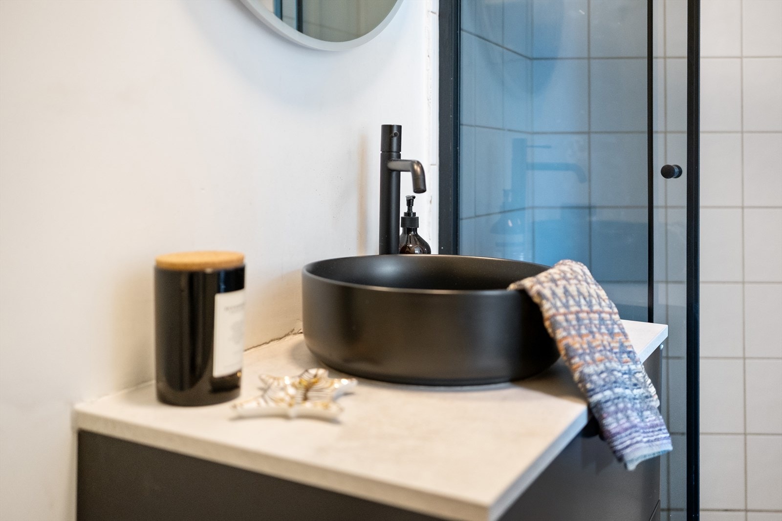 Delikat innredning i svart profil Galleribilde