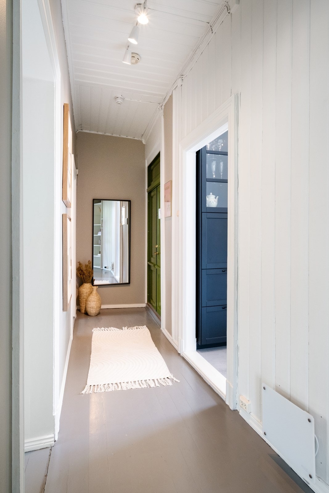 Videre finner du to gode soverom, separat kjøkken og et delikat bad Galleribilde