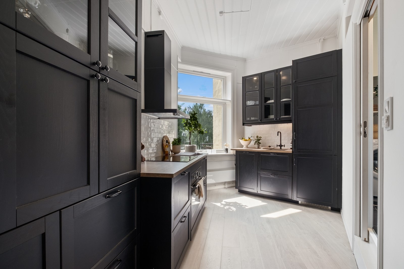 Kjøkkenet ble oppgradert i 2018 og fremstår innbydende. Nyere overflater (laminat) med gulvvarme Galleribilde