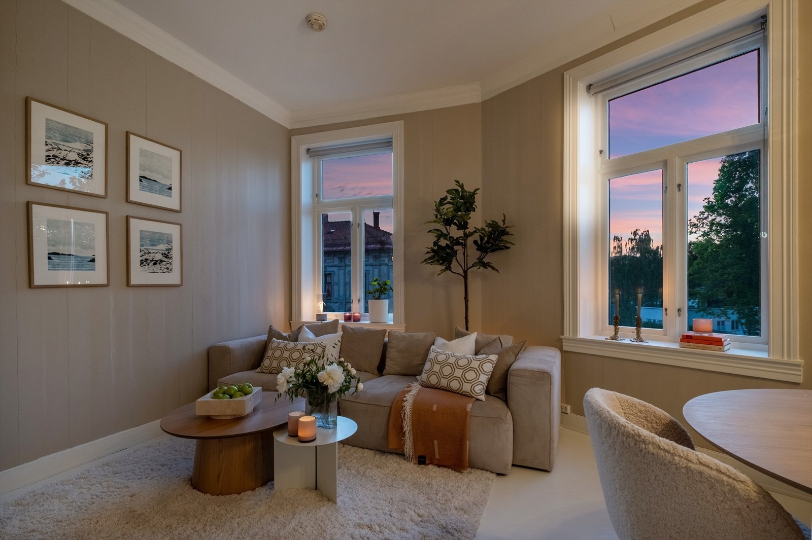 Kveldsstemning - Fritt utsyn utover nabolaget. Frodig og grønt Galleribilde