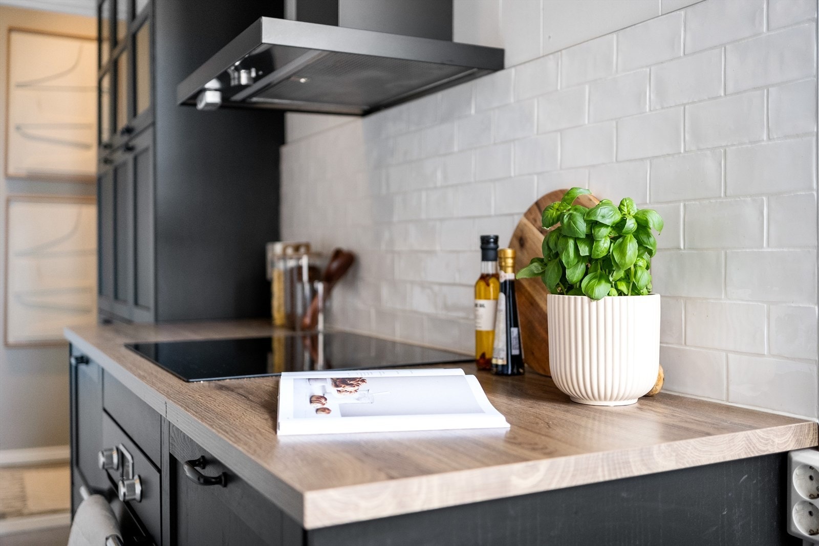 Det er integrert kjøl/fryseskap, oppvaskmaskin, stekovn og platetopp Galleribilde