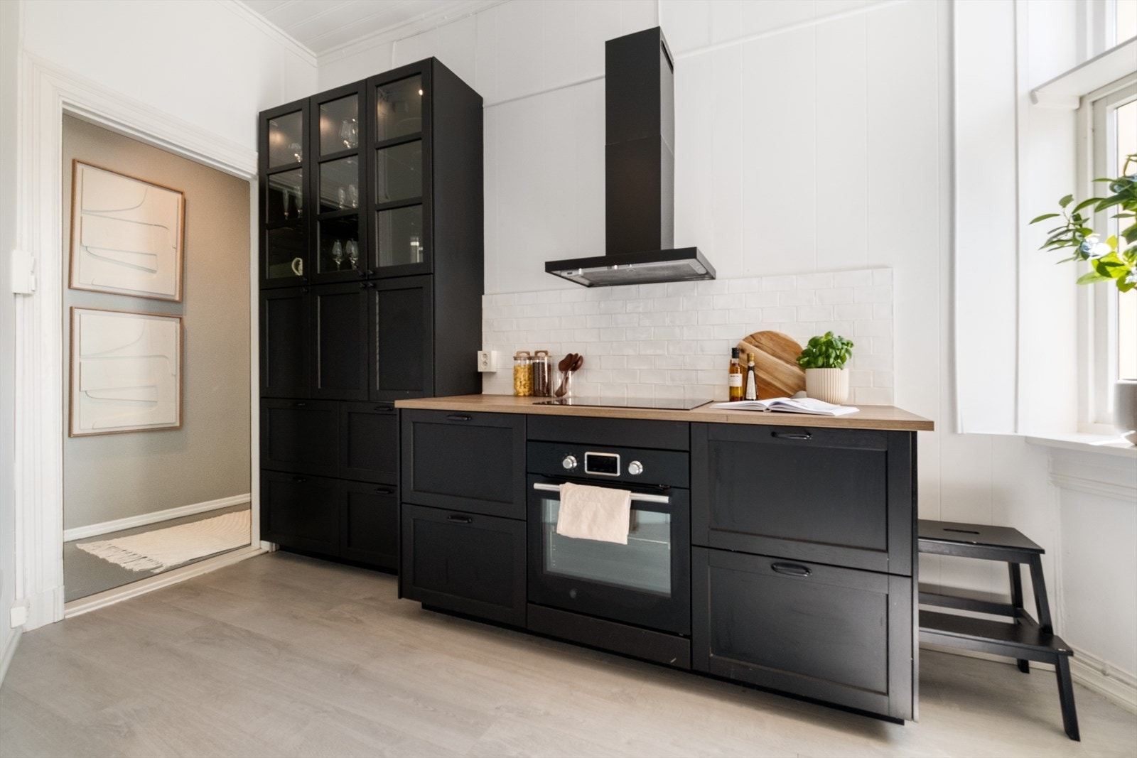 Innredning med kullfiltervifte over stekesonen og opplegg for oppvaskmaskin Galleribilde