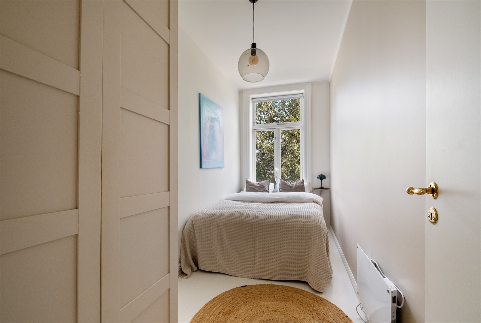 Soverom 2 - Her også god plass til dobbeltseng og garderobe Galleribilde