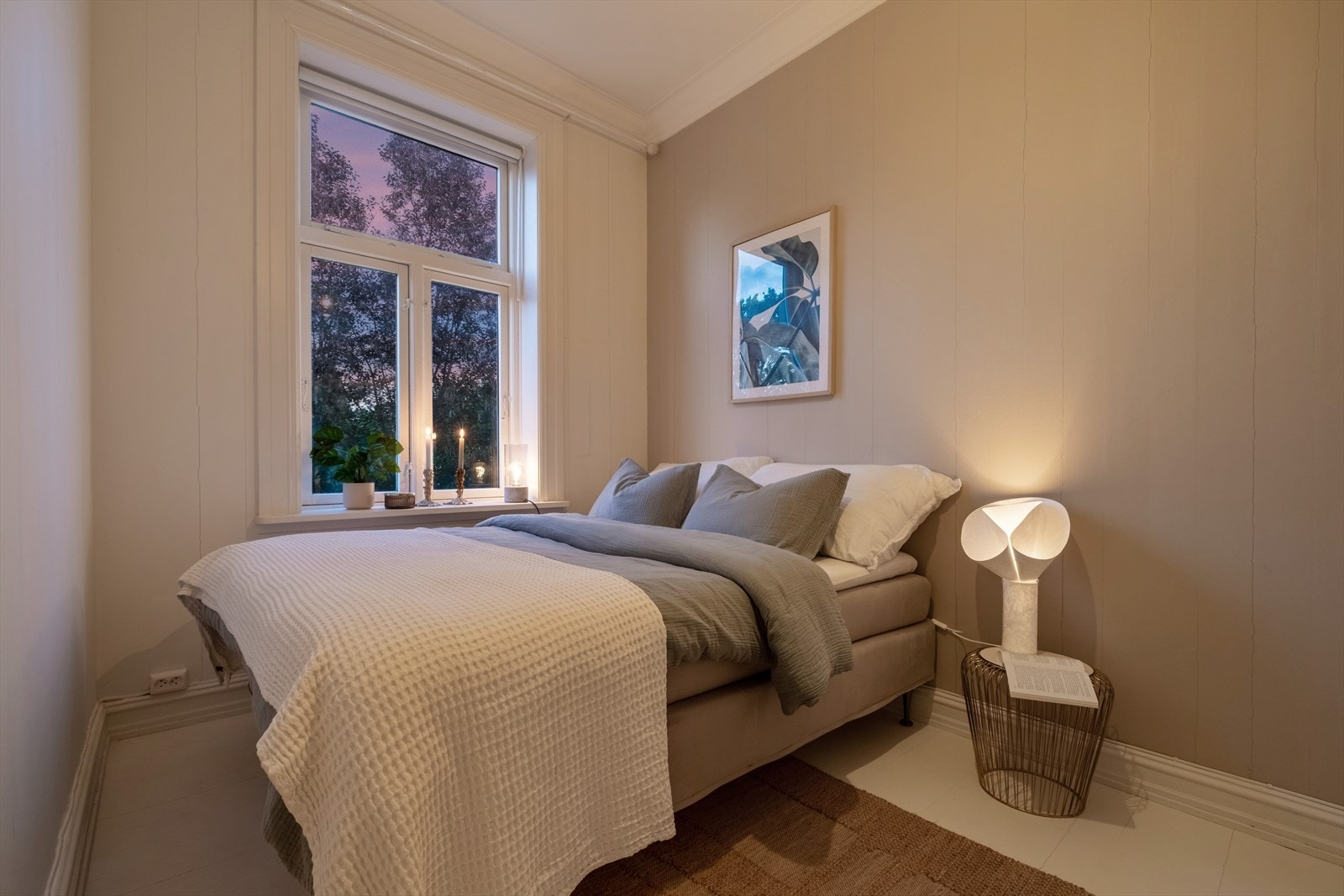 Soverom 1 av god størrelse - Her har du plass til dobbelt seng og tilhørende møblement Galleribilde