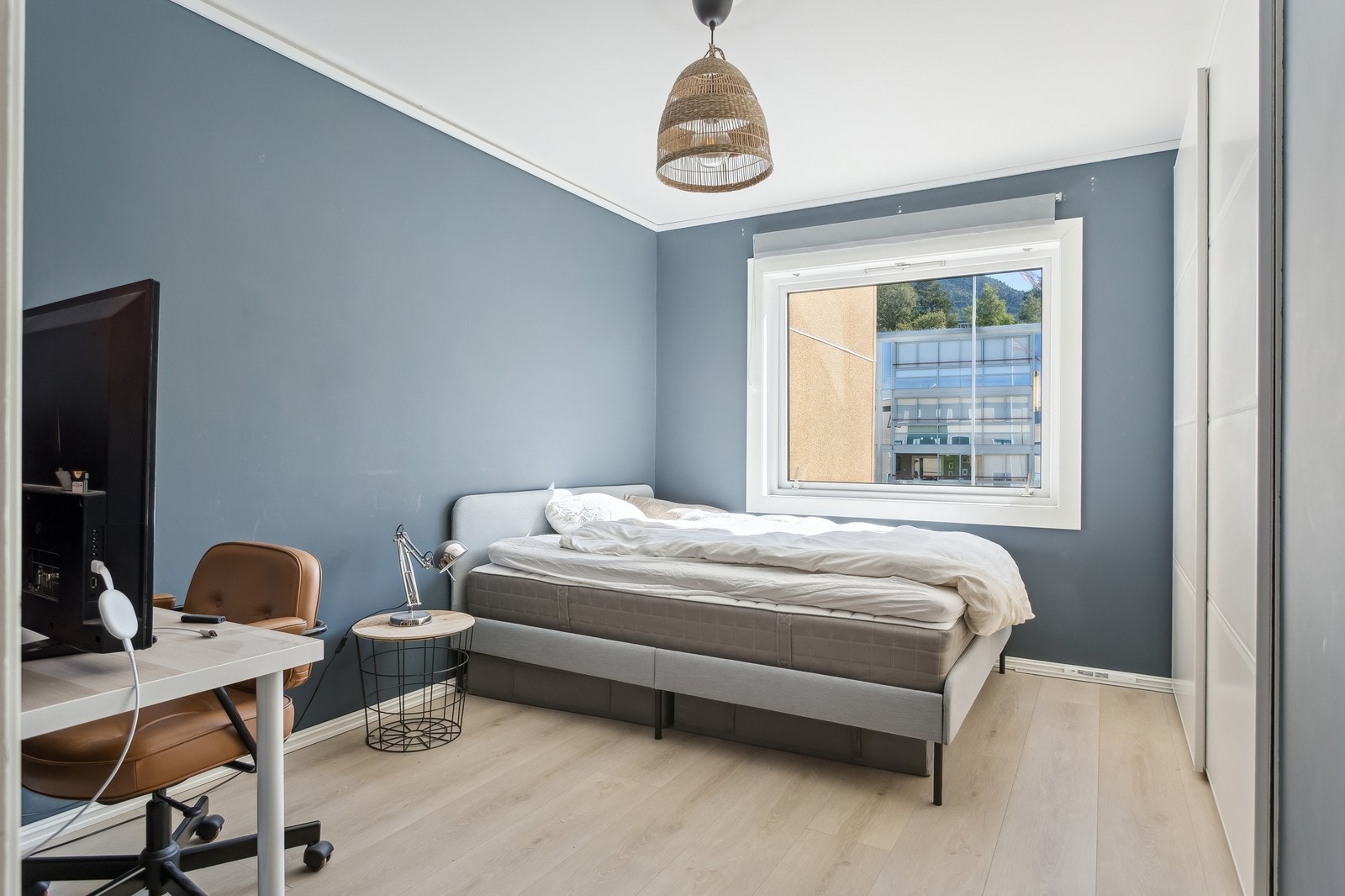 Soverom – Stort plassbygd klesskap med god plass Galleribilde