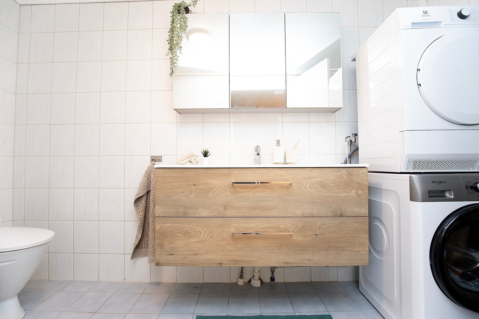 Bad med vaskemaskin og tørketrommel Galleribilde