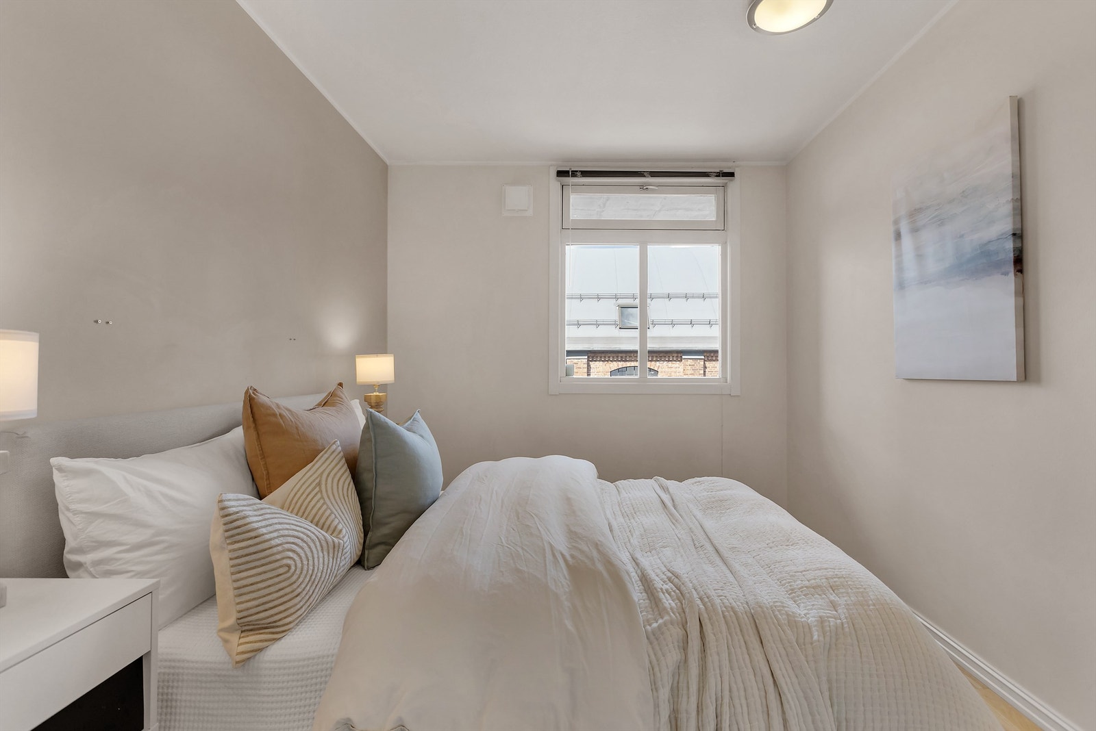 Soverommet vender mot rolig bakgård. Galleribilde