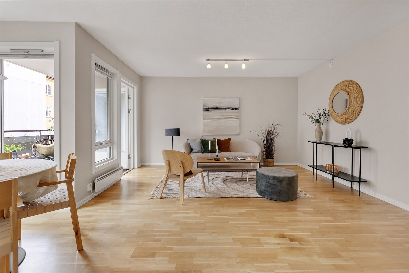 Stor og lys stue med god plass. Noen naboer har flyttet kjøkkenet ut i stuen for å etablere et ekstra soverom. Galleribilde