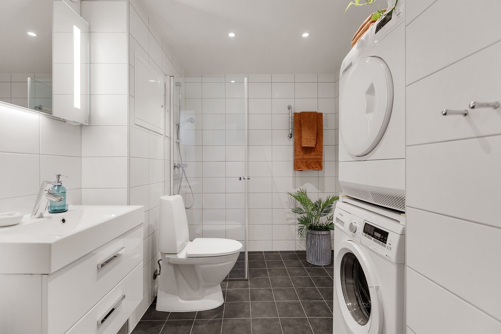 Pent flislagt baderom med varmekabler i gulv downlights i himling. Galleribilde