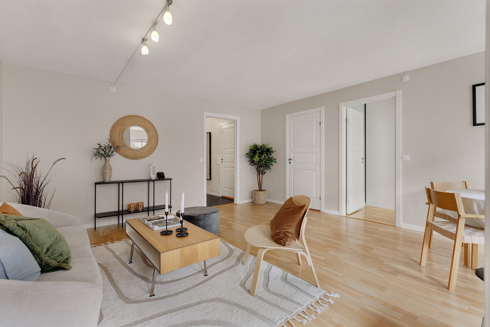 Store vindusflater slipper inn godt med lys. Galleribilde