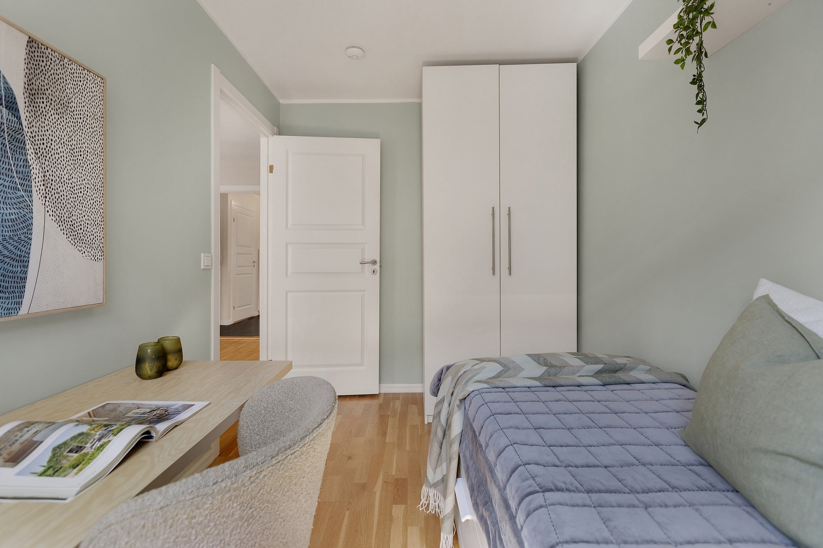 Medfølgende garderobeskap. Galleribilde