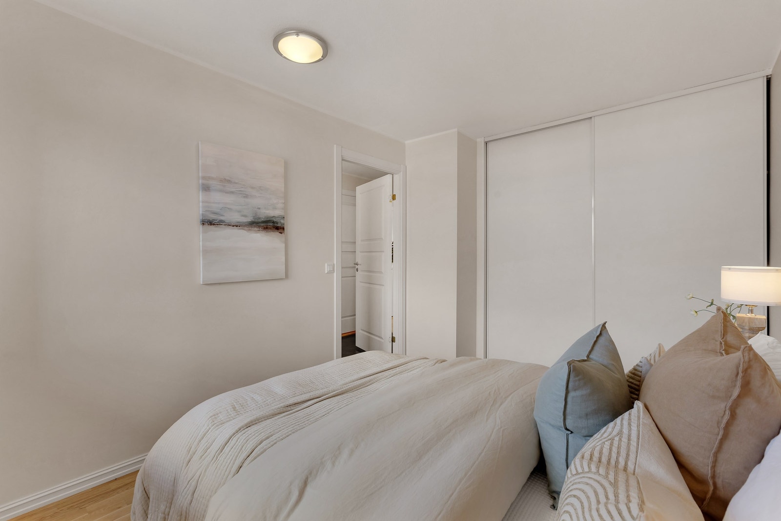 Stor skyvedørsgarderobe for oppbevaring. Galleribilde