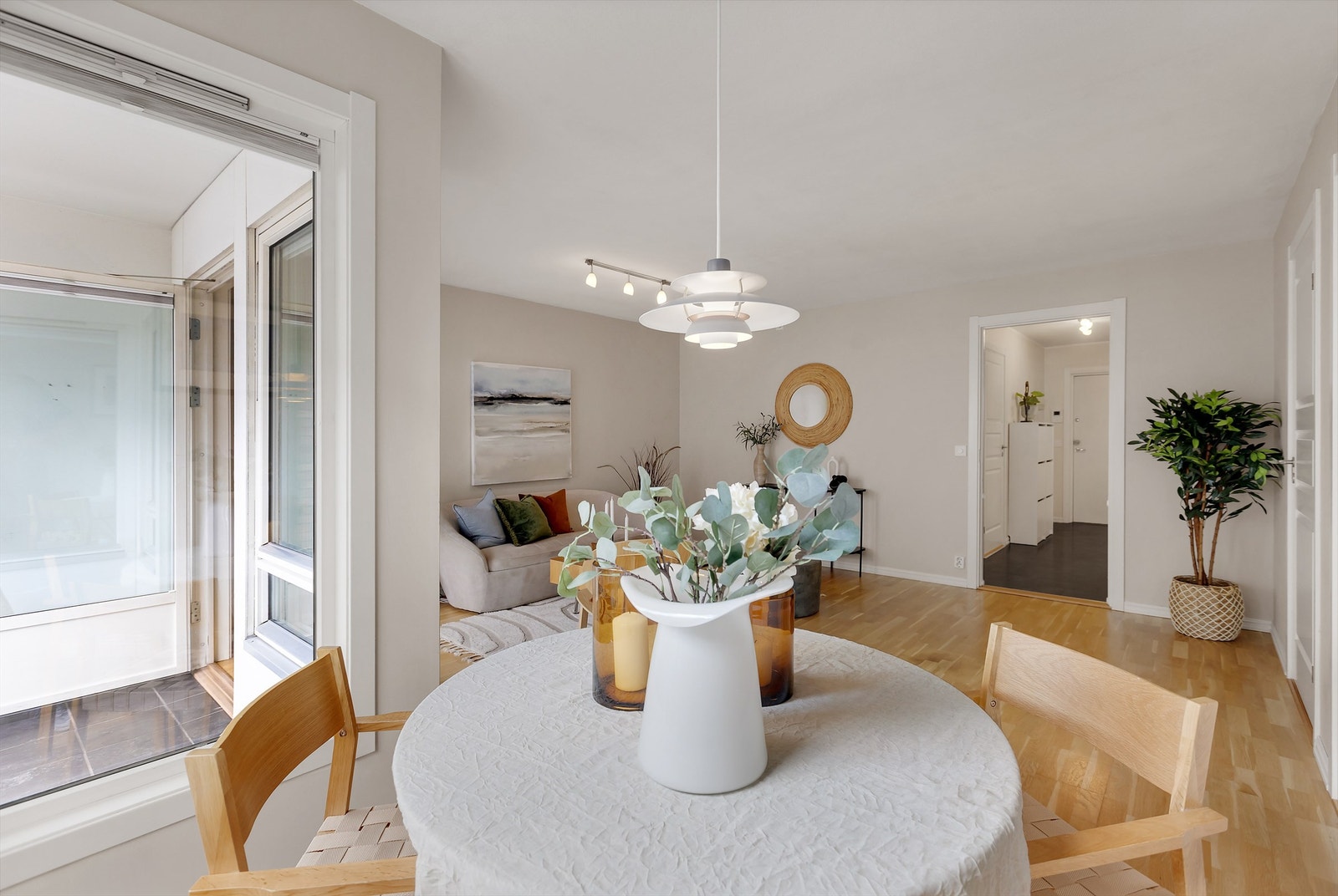 Stuens hjørne passer perfekt for spisebord for middagsgjester. Galleribilde