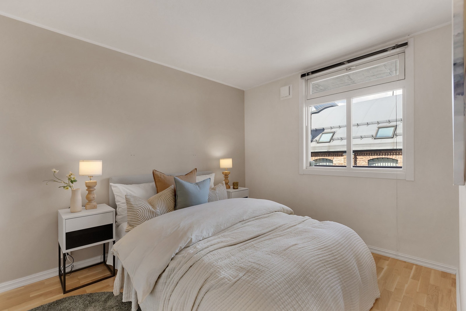 Romslig og behagelig soverom med god plass til dobbeltseng med nattbord på hver side av sengen. Galleribilde